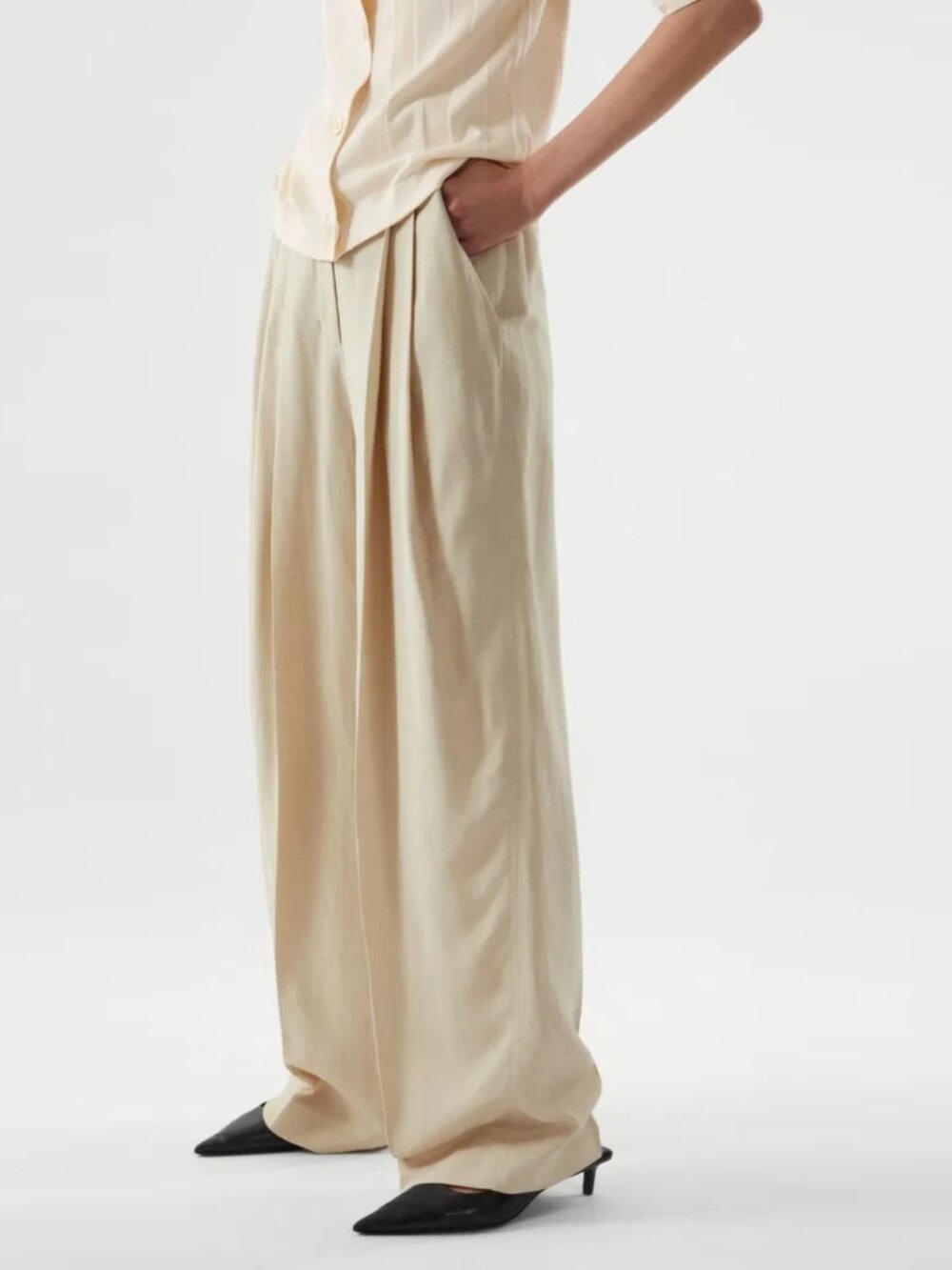 COS Pleated Linen Pants in Beige, size 2 - Picture 9 of 12